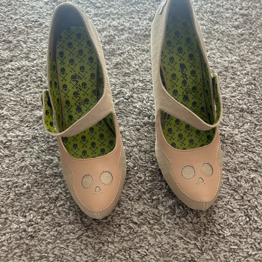 Chic Tan Skull Embellished Heels NEVER USED